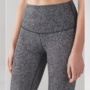 Lululemon Wunder Under Crop (Hi-Rise) 21" in Line Up White Black